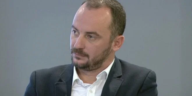 Kurt quiere poder. No tiene sentido mantener este tipo de opinión.
