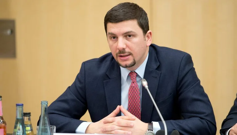Memli Krasniqi: AAK es el último coche del país