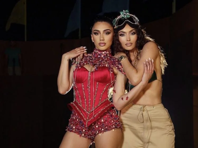 Nora Istrefi y Melinda chocan en un centro financiero de Pristina