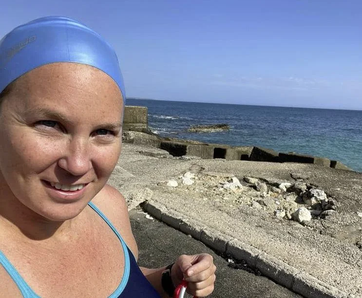 Eva Buso Albanian Mit der Initiative beginnt Schwimmen für 70 km von Otrato nach Vlora