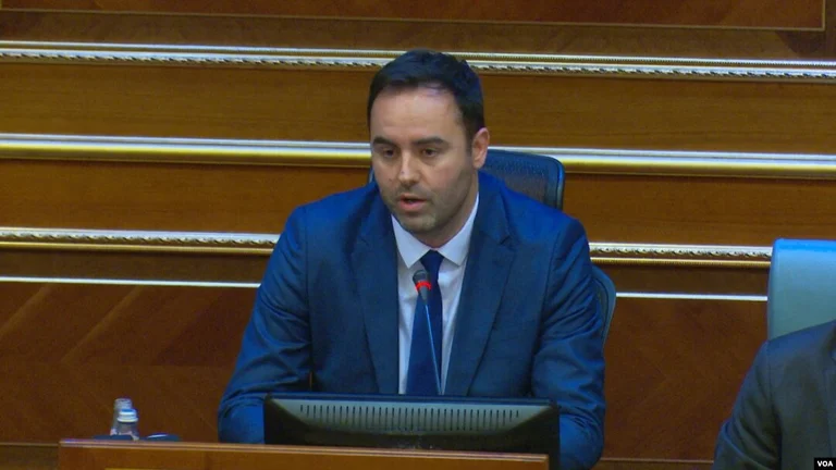 Konjufca reprocha a los parlamentarios por retrasos: No es para el alcalde esperar a que usted