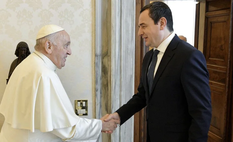 Kurti trifft sich mit Papst Francescu, bevor Sie nach Brüssel reisen