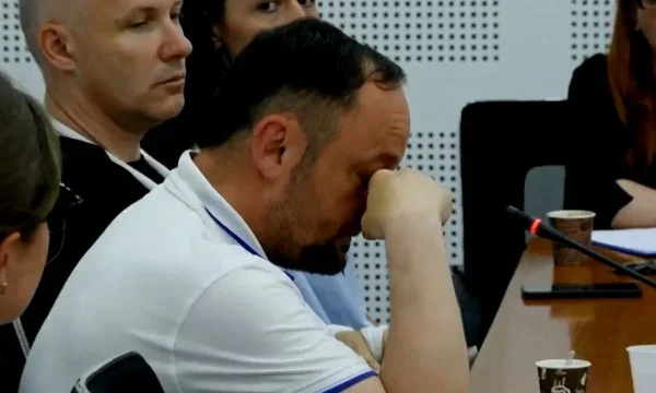 Journal éclate en larmes jusqu'à ce qu'il raconte l'attaque sur le Leposaviq serbe