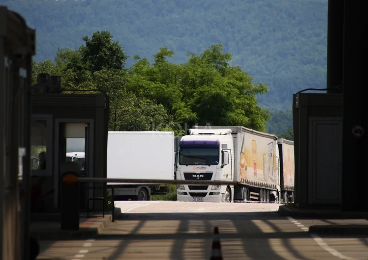 Serbische Medien: Etwa 700 LKW aus Serbien warten auf Kosovo