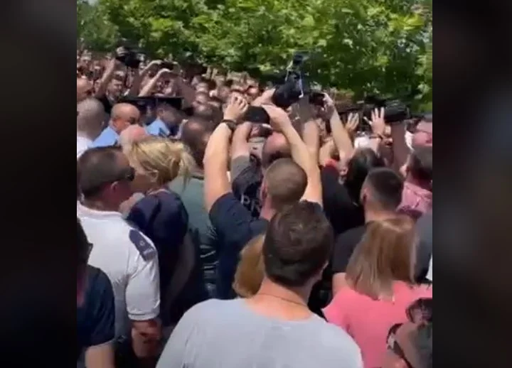 I serbi bloccano la strada a Gracanica dopo che la polizia ha arrestato crimini di guerra serbi
