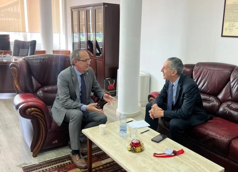 Hoti at a meeting with American expert: Kosovo has no room for a government sponsored by Euro-Atlantic allies