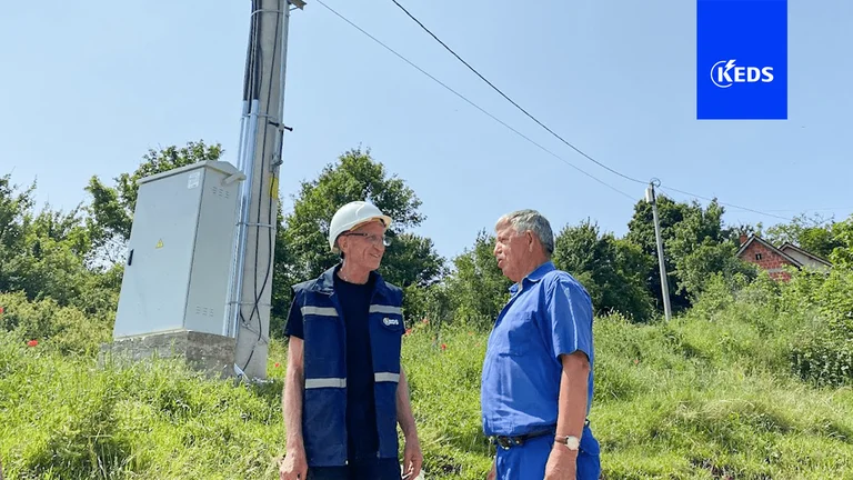 Über 500 Einwohner von Lapusnik profitieren von neuem Stromnetz