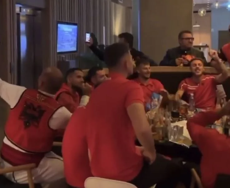 Fantastico. Con la canzone “he ha ricevuto parola”, i giocatori albanesi festeggiano dopo aver vinto le Isole Faroe