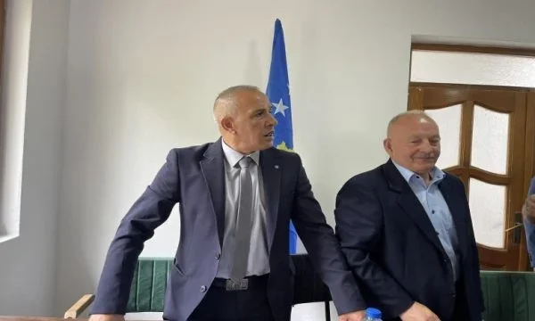 Zubin-Potok Presidente de hoy todavía ejerce el deber de oficina para las comunidades