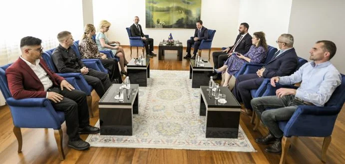 Kurti no va al norte de Mitrovica, su presidente, Erden Attiqi, se reúne en Pristina