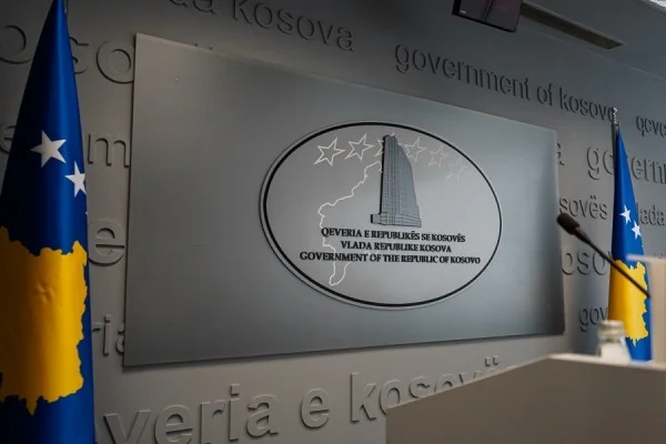 Kurt va a la oficina con dos senadores americanos
