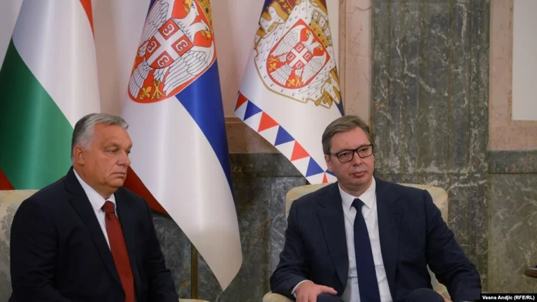 Orban demande à Vuciqi de libérer trois policiers du Kosovo