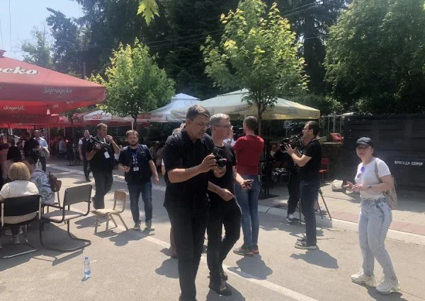 L'opposizione serba va a Zvecan, i manifestanti teso