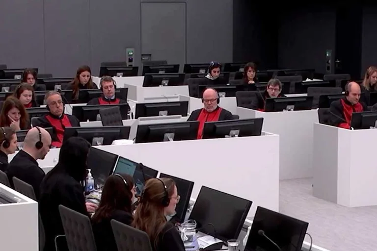 El testigo serbio en La Haya habla, muestra cómo fue golpeado por el KLA