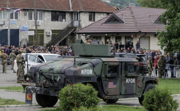 KFOR habría aumentado la presencia en el centro de Leposaviqi, tras anunciar una nueva reunión de serbios locales