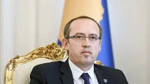 C'est quoi ? Le gouvernement collabore étroitement avec les Alliés pour libérer trois policiers.