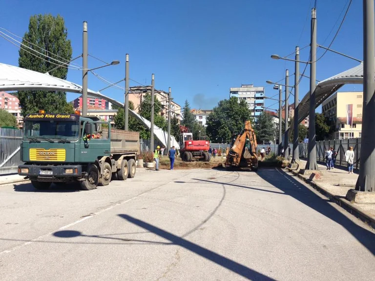 Neuf ans après avoir enlevé la barricade sur le pont Ibër