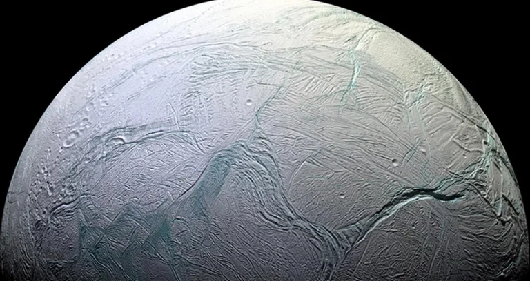 Les scientifiques découvrent sur la lune de Saturne l'élément clé de la création de la vie