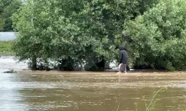 Ein Dorf überflutet in Podujevo