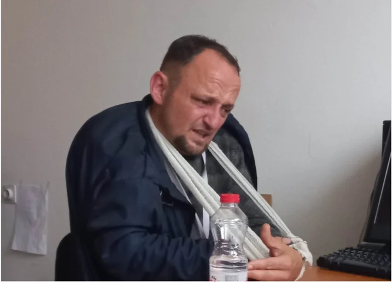 Journalist sagt: Serbische Proteste brechen seinen Arm
