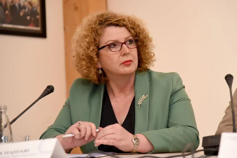 El ministerio de Roseta Hajdari pagó 127 mil euros por 25 serbios de <x0 ConfíaCivil Minister cumplix1⁄4 sin ir a trabajar