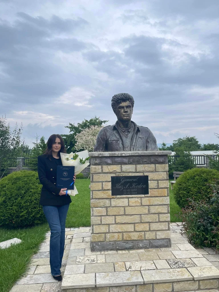 Diplomon ten, la hija del héroe, Ilaz Kodra