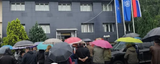 Elbert Krasniqi visita Lulzim Hetemi en el municipio, protestantes revuelta