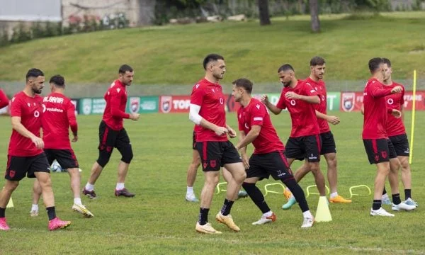 National albanais formé ce matin, se préparant aux matches avec la Moldavie des îles Féroé