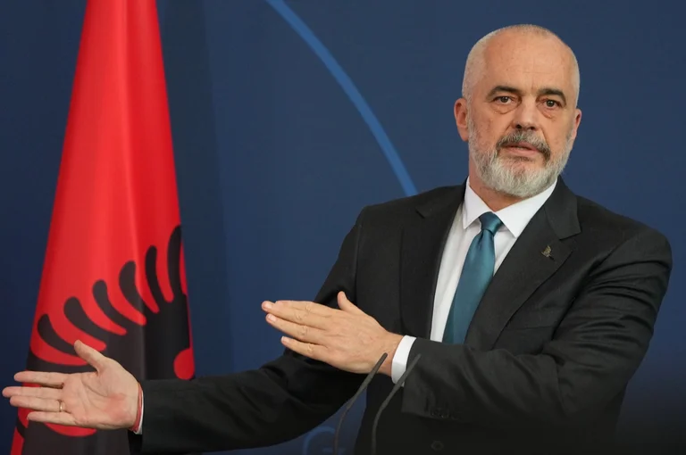 Edi Rama parle de l'enlèvement de trois policiers: De-pass reste la priorité