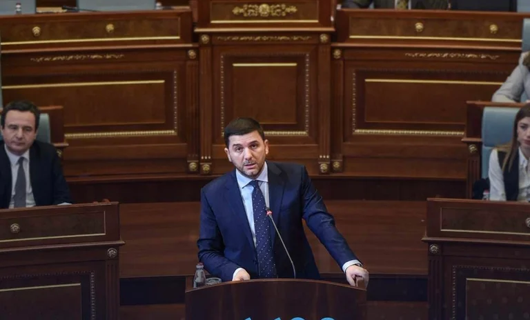 Memli Krasniqi solo en el Salón de la Asamblea, donde estaban Obadiah y Haradinaj?