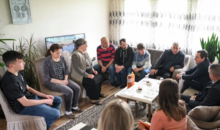 Albin Kurti rend visite à des membres de sa famille de policiers enlevés