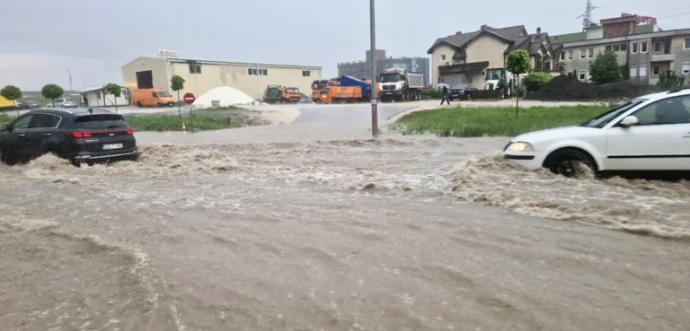 Wohnungen überflutet durch schwere Regenfälle in Pristina
