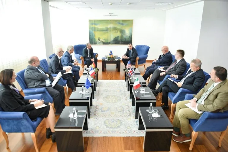 QU INT: Las autoridades de Kosovo deben retirarse inmediatamente