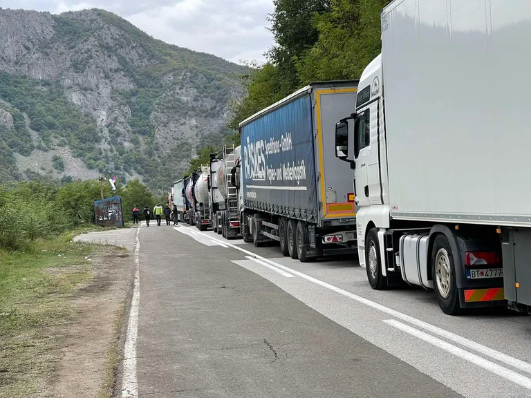 Dopo la decisione del governo, 50 camion con merci serbe sono stati detenuti a Jarinje