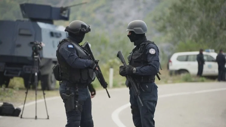 Mediat serbe: Pas arrestimit të tre policëve kosovarë, Vuçiq u nis me urgjencë për në Presidencë