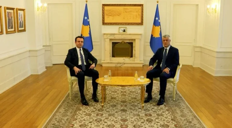 Kurti cita Thaci alla conferenza: per il suo impegno non abbiamo esercito nel nord