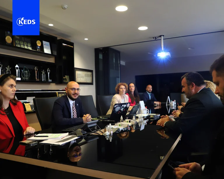 KEDS Visite du médiateur Naim Celaj et des représentants d'ONU Femmes Kosovo