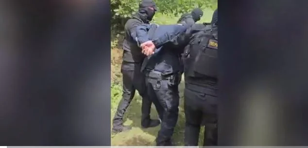 “Wenden Sie Ihren Kopf”, serbische Polizeianschrift Kosovo Polizei auf Kosovo Territorium