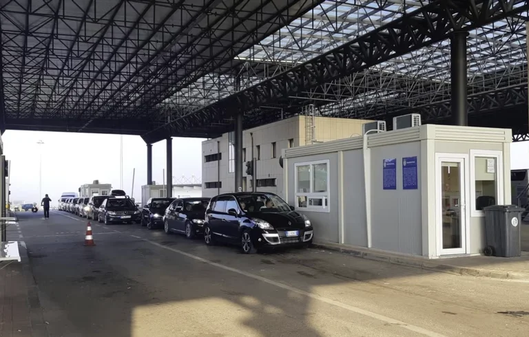 Gobierno de Kurti con la nueva decisión: las matrículas serbias denegaron la entrada en Kosovo