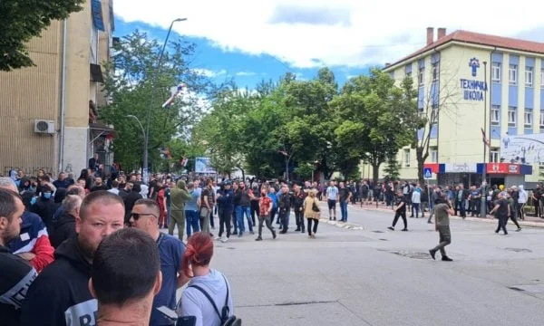 Les Serbes dans le nord applaudissent contre la liste serbe, Vuciqi