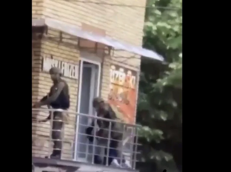 El momento en que la Unidad Especial arresta al líder de la Protección Civil