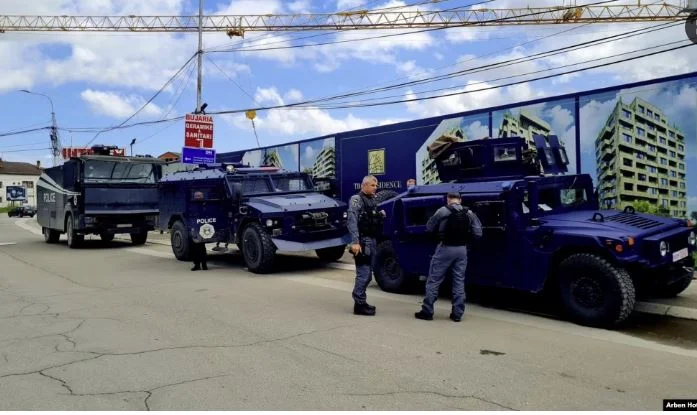 Serbes dans le rassemblement nord après l'action de la police