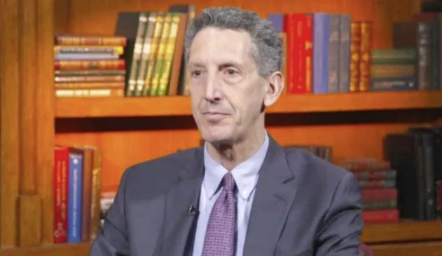 El profesor americano llama a Kurtin.