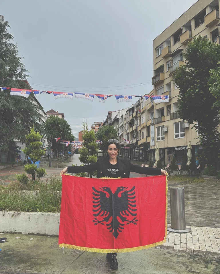 Fjolla Morina begrüßt uns von Norden mit einer nationalen Flagge