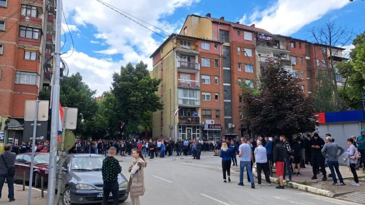 Des centaines de Serbes se rassemblent dans le nord de Mitrovica, beaucoup en masques