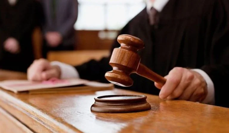 Decan: Jail suchte nach Pädagogen, die vermutet haben, Minderjähriger zu küssen