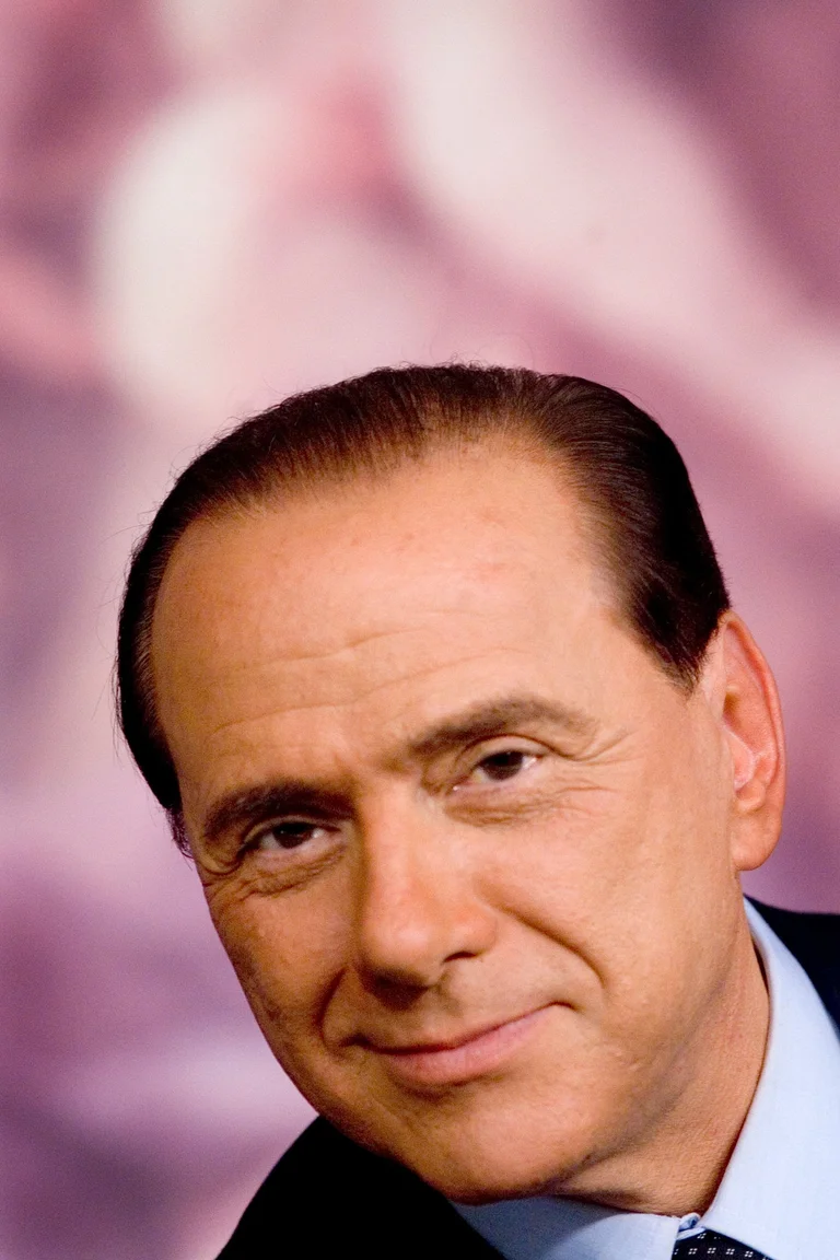 Wer wird das Milliardenreiche Vermögen des ehemaligen Premierministers Berlusconi gehen?