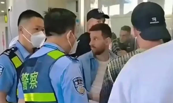 Ce qui se passe avec Mess, c'est arrêté pendant deux heures à l'aéroport chinois.