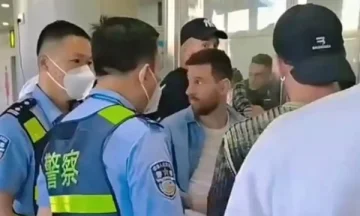 Was mit Mess weitergeht, ist es für zwei Stunden am Flughafen China gestoppt.