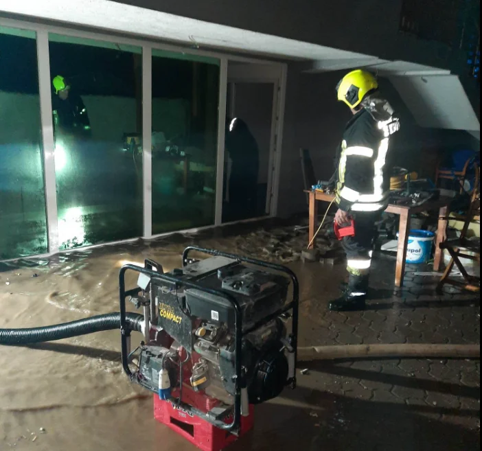 Flooding en Drenas, los bomberos intervienen en Baja Zabel